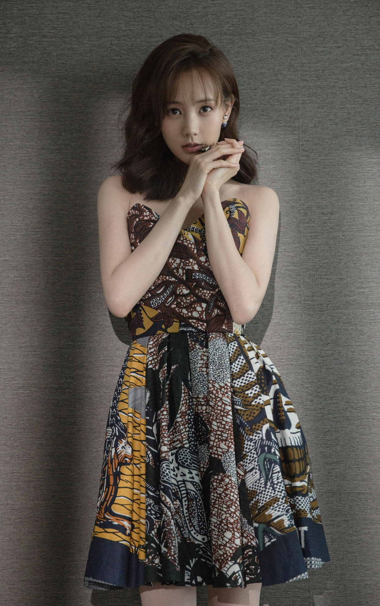 李一桐深色碎花连衣裙,气质满分